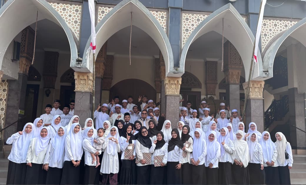 Refleksi Kemerdekaan: Santriwati PPGA Sirojul Qur'an Ikuti Upacara HUT ke-81 RI